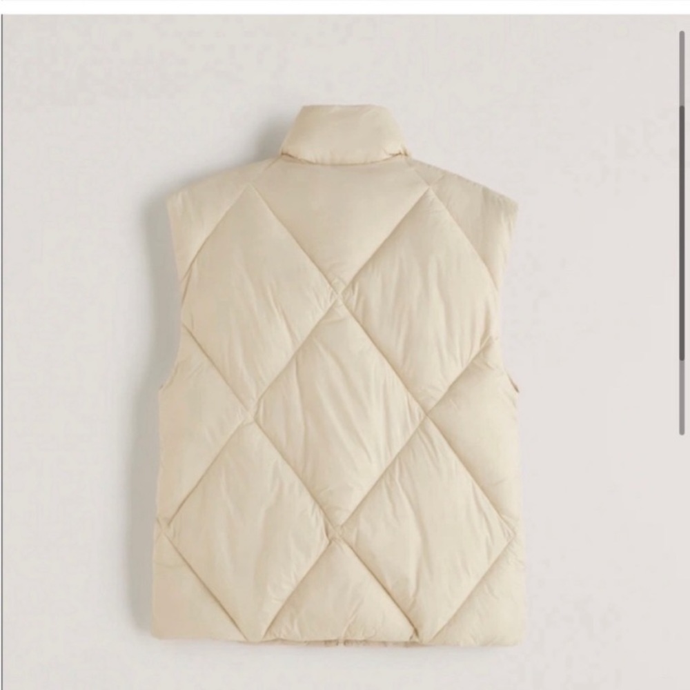 A&F Oversized Vegan Leather Quilted Vest - Picture 3 of 7